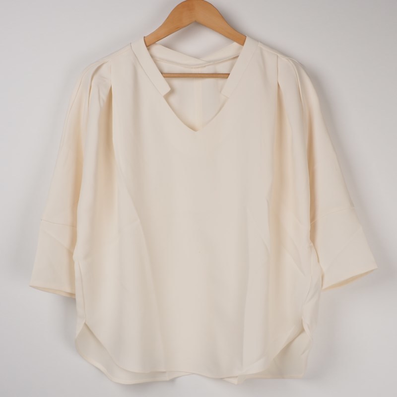 テロッとしたノーカラーシャツ 出典:airCloset