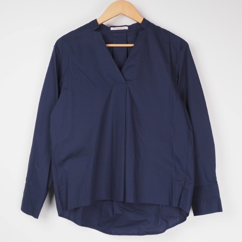 ネイビーシャツには明るめボトムを合わせる! 出典:airCloset