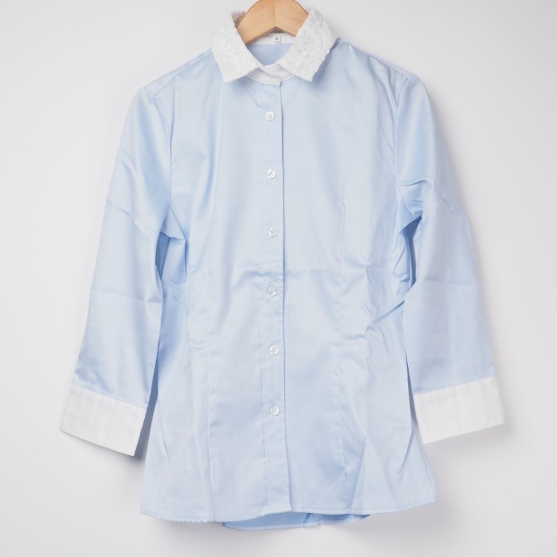 サックスブルーシャツは濃い色ボトムと合わせる! 出典:airCloset