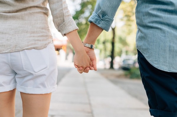holding-hands-1149411_640-600x399.jpg