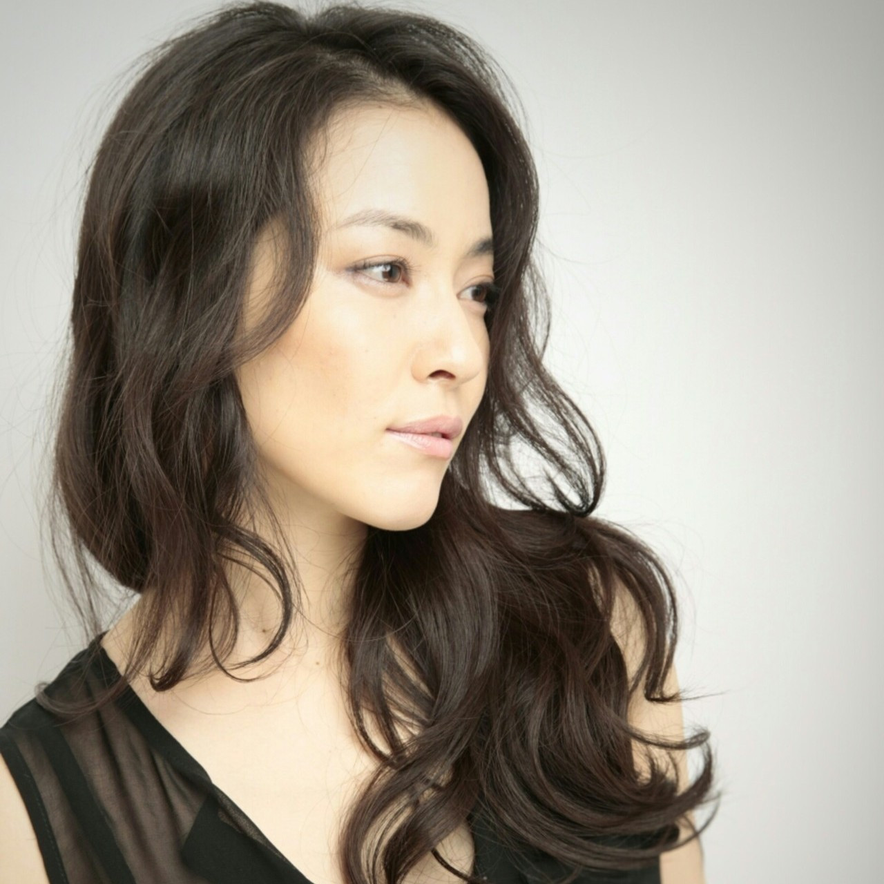 黒髪ロングにパーマをプラス 王道の女性らしい柔らかスタイルに Hair