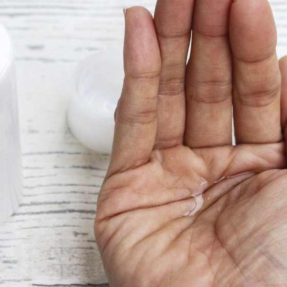 基礎化粧品ぜんぶ言える?化粧品の種類別に役割と使い方をチェックしよう【HAIR】