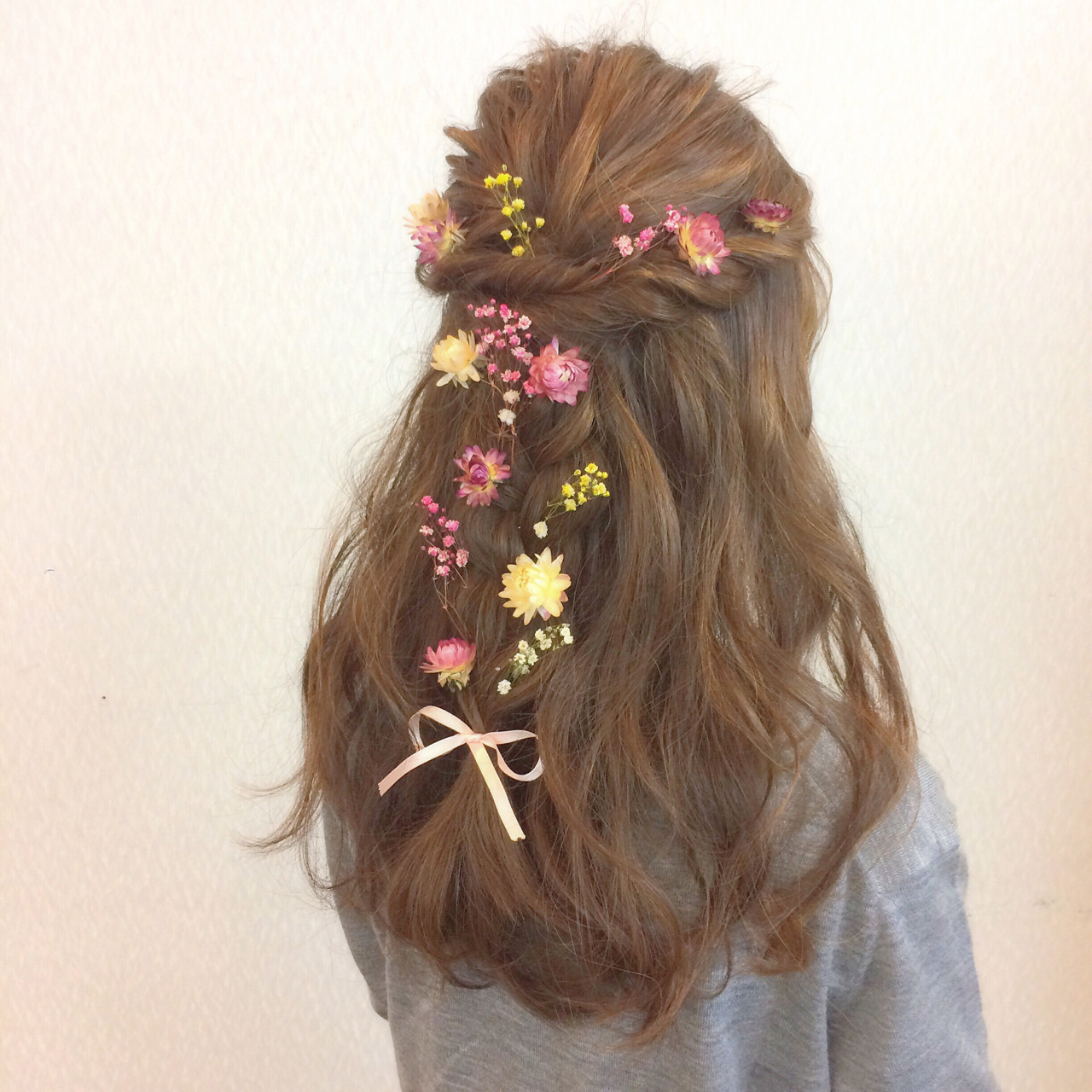 ほどよいゆるふわ感が大人っぽい 子供っぽく見せないおしゃれ三つ編みアレンジ集 Hair