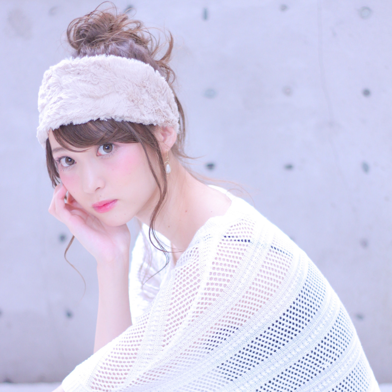 ファーヘアバンドでフェミニンアレンジ♡ Wataru Maeda