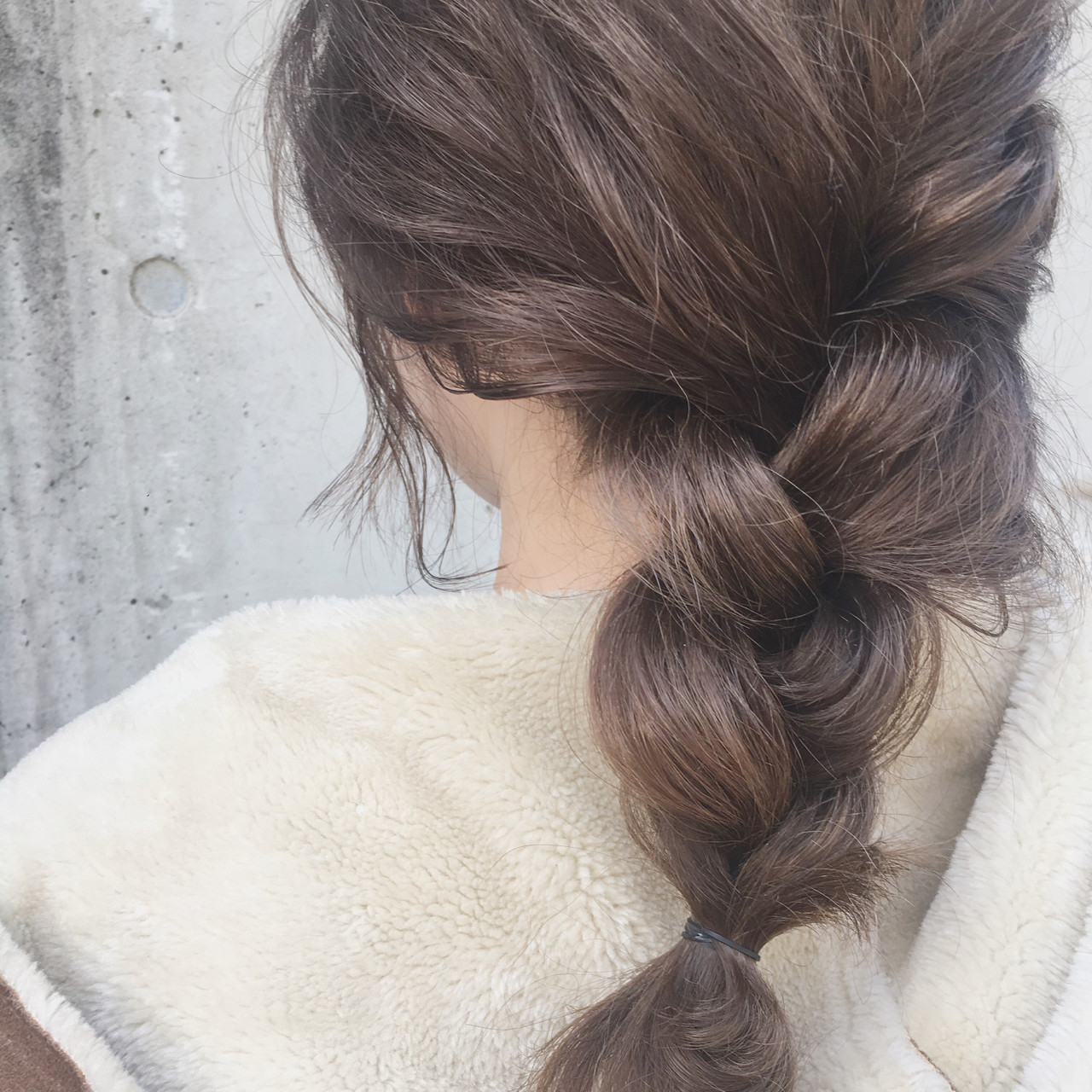 愛されガーリーなミディアムヘアの簡単アレンジ 中島 潮里 / LOAVE | LOAVE omotesando