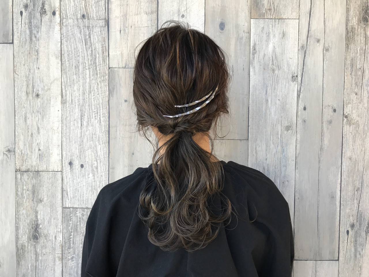 アクセがポイントのポニーテール 宇渡 裕一 | Lillie hair&spa