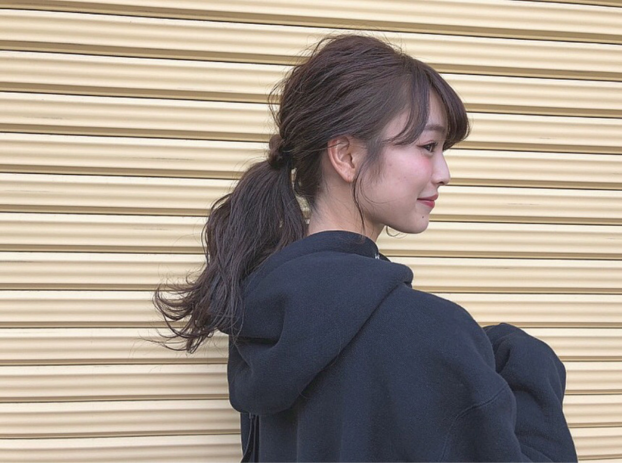 低めのフェミニンポニーテール 柴田紋奈 | GARDENomotesando