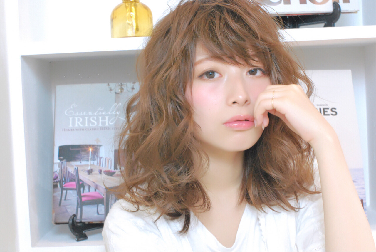 ふわふわミディアムヘアスタイル イッシキ ケンタ | La familia
