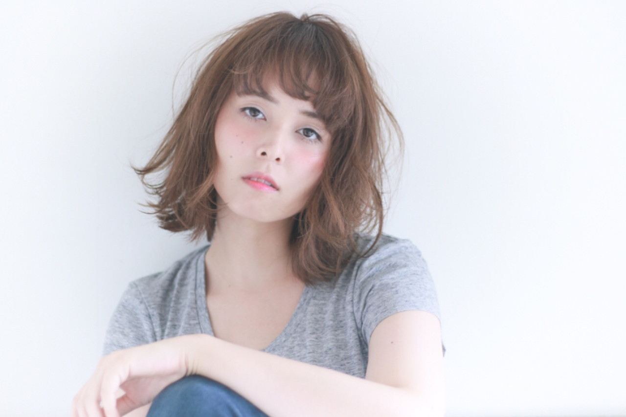 色気を出すならゆるふわな無造作カールがおすすめ♪ akane