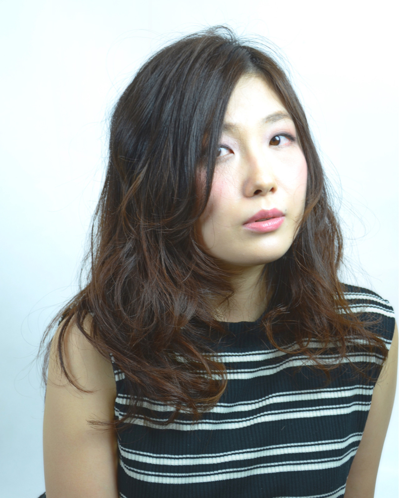 毛先にかけて、グラデーションを入れていく 星野忍伸 | SHAMPOOBOY FLAP