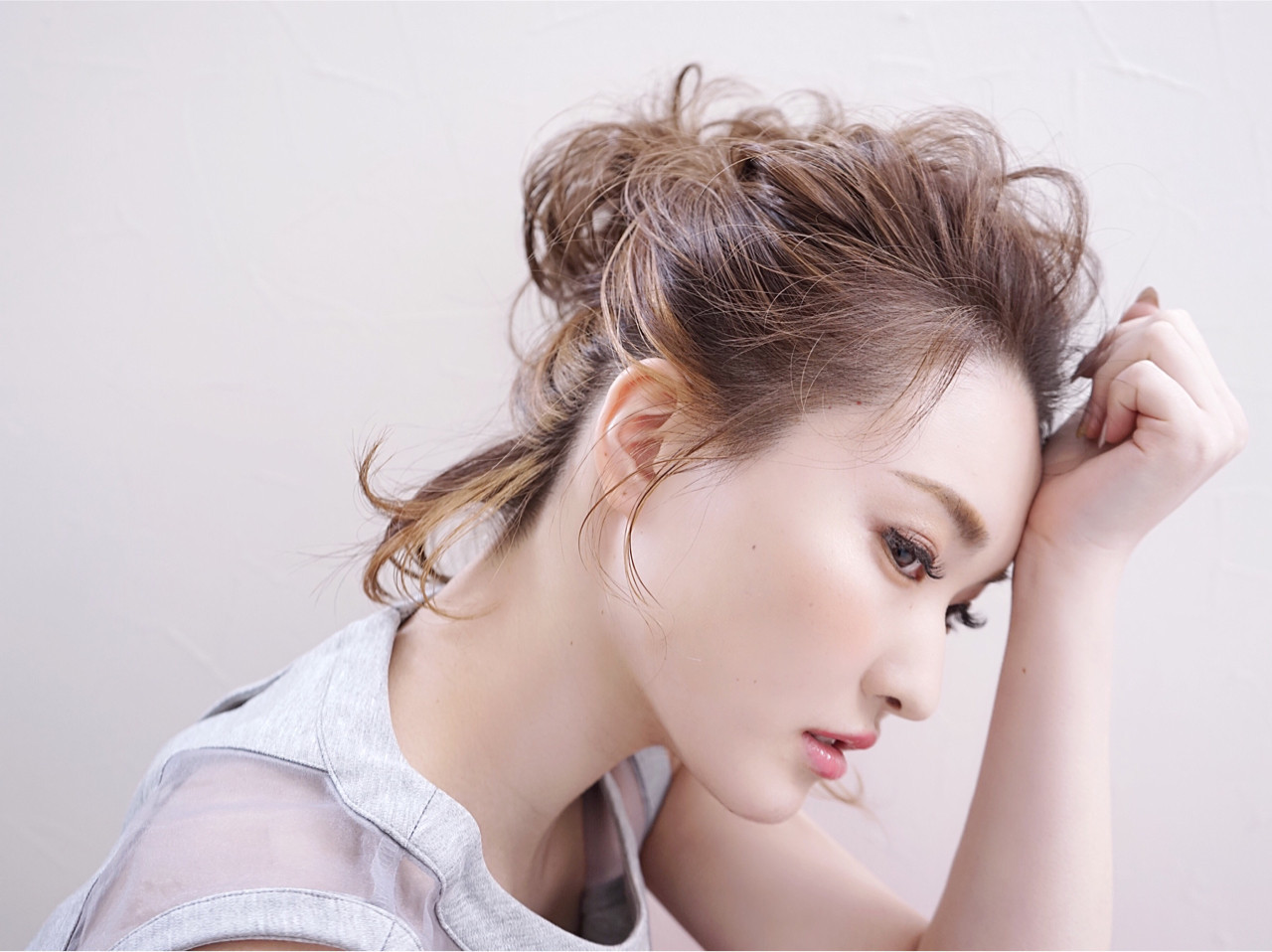 お呼ばれ仕様の大人かわいいショートボブのアップスタイル 花井啓好