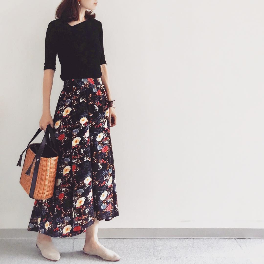 大人♡ブラックベースの花柄スカート 出典:soliabe5787