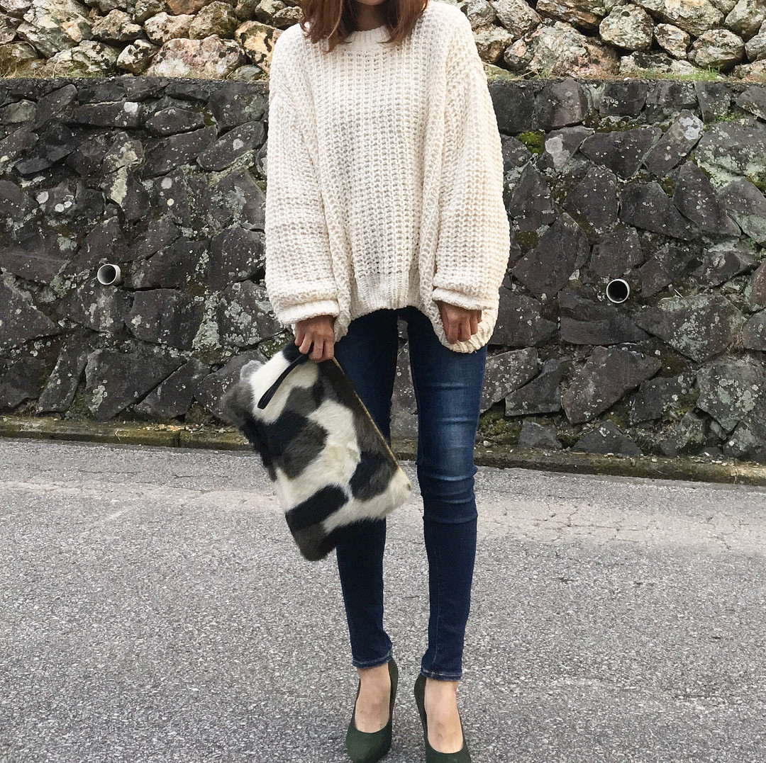 カジュアルにキメるなら白ニット×デニムパンツ moyooonn