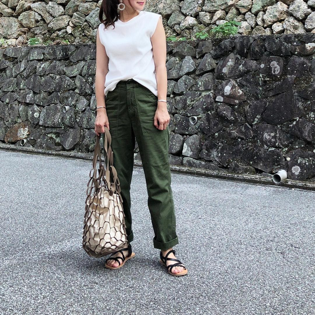白シャツ×カーキパンツでクールに♪ moyooonn